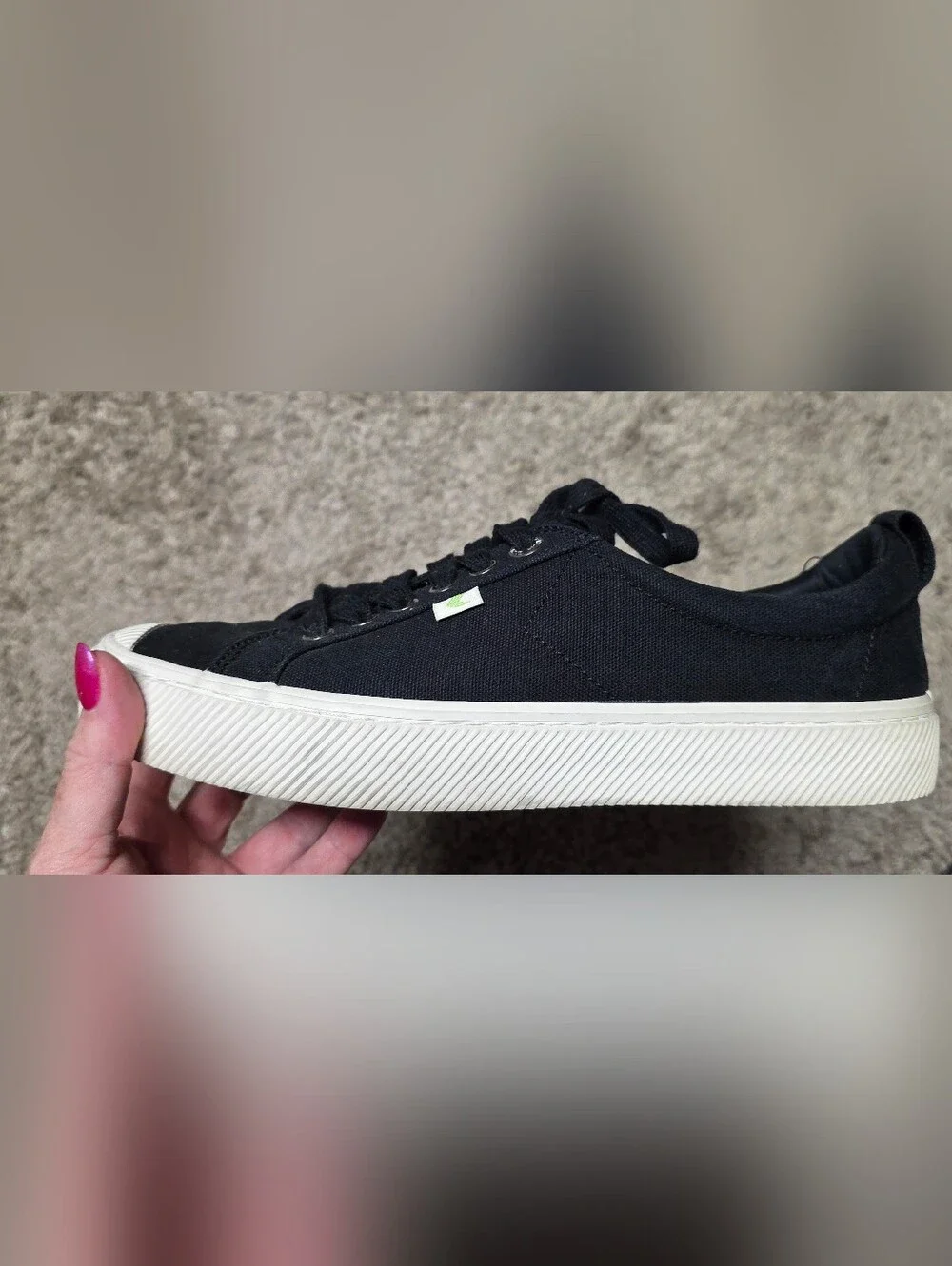 Cariuma Women's Black Canvas Low-Top Sneakers